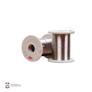 Può includere: Due bobine di filo color argento, ciascuna con una bobina di plastica bianca etichettata "VAHDATI 018 020 022".