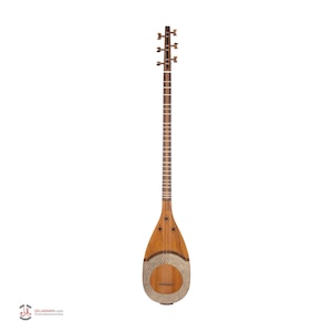 Könnte beinhalten: Ein hölzernes Setar-Musikinstrument mit langem Hals, fünf Wirbeln und einem birnenförmigen Korpus. Die Decke weist ein dekoratives Metallgittermuster, drei kleine sternförmige Einlagen und einen Steg auf. Der Text lautet DELARAMM.com.