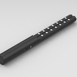 Puede incluir: Un dispositivo de audio negro, cilíndrico, con un extremo de malla y una serie de puntos blancos a lo largo de su longitud. El dispositivo tiene un diseño elegante, lo que sugiere que es un micrófono o un equipo de grabación similar.