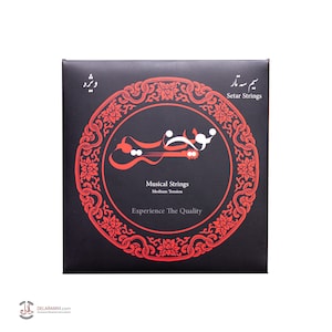Op de afbeelding: Een zwarte doos met rode letters en een rode en witte illustratie van een setar. De doos heeft de tekst "Setar Strings" en "Musical Strings Medium Tension" en "Experience The Quality".