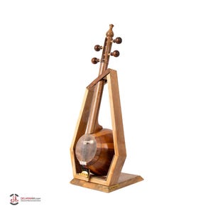 Peut inclure: Un tanbur en bois, un instrument à cordes traditionnel iranien, est présenté sur un support en bois. Le tanbur a un corps rond et un long manche avec des chevilles d'accordage.