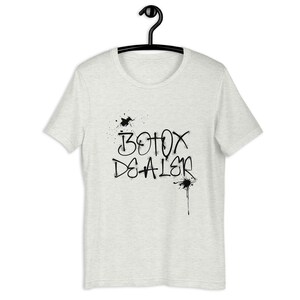 T-shirt unisexe revendeur de Botox | Texte de style graffiti et injecteur esthétique avant-gardiste Bella Canvas | Infirmière injecteur cosmétique injecteur esthétique infirmière