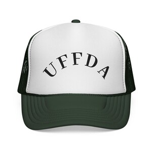 Könnte beinhalten: Ein weiß-grüner Trucker-Hut mit dem Text "UFFDA" in einem Bogen auf der Vorderseite. Der Hut hat einen grünen Schirm und ein schwarzes Mesh-Rückenteil.