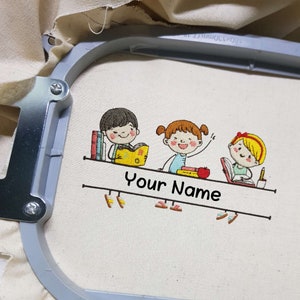 新学期用分割スクールボーイとガールの刺繍デザインデジタルファイル、刺繍機用 - 3 サイズ (幅範囲 6.00 ～ 8.00 インチ)