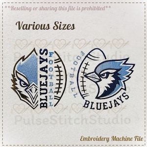Puede incluir: Dos diseños de bordado a máquina con una cabeza de arrendajo azul y un balón de fútbol americano. El diseño izquierdo muestra una cabeza de arrendajo azul junto al texto BLUEJAYS FOOTBALL. El derecho muestra una cabeza dentro de un balón de fútbol.