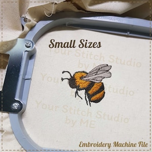 Pode incluir: Desenho bordado de uma abelha amarela e preta com pernas marrons e asas cinzas em um tecido branco. O texto "Small Sizes" está acima da abelha e o texto "Embroidery Machine File" está abaixo da abelha.