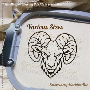 Pode incluir: Um bastidor de bordado contendo uma peça de tecido com um desenho de cabeça de carneiro bordado em castanho escuro. O texto "Various Sizes" aparece acima do carneiro e "Embroidery Machine File" na parte inferior. Uma marca de água diz "PulseStitchStudio".