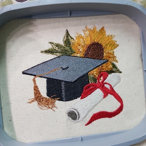 Diseño de bordado de graduación: felicitaciones, girasol, archivo digital para máquina de bordar, 2 tamaños (rango de ancho: 4,00 a 5,00 pulgadas)