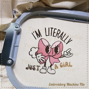 Soy literalmente solo un diseño de bordado de niña, archivo digital de estilo retro para máquina de bordar, 4 tamaños (rango de ancho 2,99 - 6,00 pulgadas)
