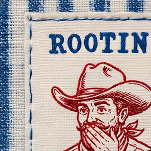 Może przedstawiać: Haftowana naszywka z napisem "ROOTIN" w kolorze niebieskim, nad czerwoną i białą ilustracją kowboja. Naszywka jest obramowana niebieskimi szwami i umieszczona na biało-niebieskiej kraciastej tkaninie.