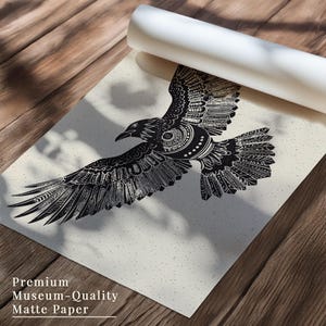 K&ouml;nnte beinhalten: Schwarz-Wei&szlig;-Illustration eines fliegenden Raben mit detaillierten Fl&uuml;geln und K&ouml;rper. Der Druck befindet sich auf mattem Papier, mit dem Text "Premium Museum-Quality Matte Paper" am unteren Rand.