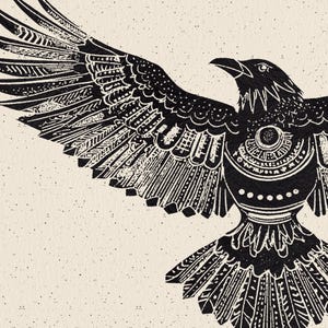 K&ouml;nnte beinhalten: Schwarz-wei&szlig;e Illustration eines Raben mit ausgebreiteten Fl&uuml;geln. Die Federn des Raben sind detailliert mit Mustern versehen. Der Hintergrund ist ein gesprenkeltes Off-White, das eine Vintage-&Auml;sthetik erzeugt.