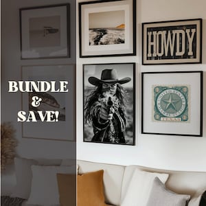 K&ouml;nnte beinhalten: Eine Galeriewand mit gerahmten Kunstdrucken. Die Drucke umfassen ein Schwarz-Wei&szlig;-Bild einer Person mit Cowboyhut, die eine Waffe h&auml;lt, ein Landschaftsfoto, eine Texas-Briefmarke und ein Schild mit der Aufschrift "HOWDY". Der Text "BUNDLE & SAVE!" ist ebenfalls sichtbar.