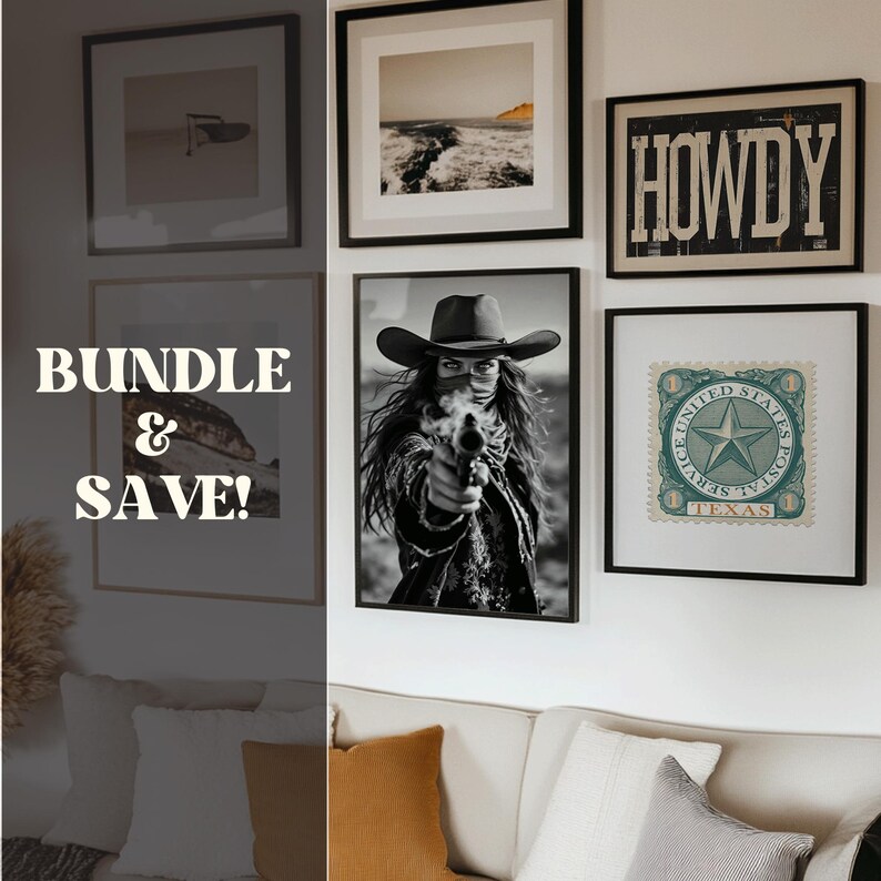 K&ouml;nnte beinhalten: Eine Galeriewand mit gerahmten Kunstdrucken. Die Drucke umfassen ein Schwarz-Wei&szlig;-Bild einer Person mit Cowboyhut, die eine Waffe h&auml;lt, ein Landschaftsfoto, eine Texas-Briefmarke und ein Schild mit der Aufschrift "HOWDY". Der Text "BUNDLE & SAVE!" ist ebenfalls sichtbar.