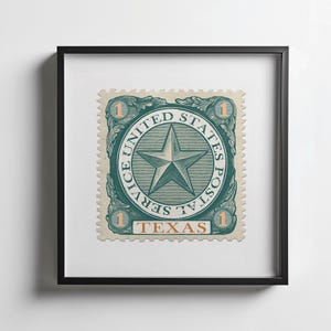 K&ouml;nnte beinhalten: Gerahmter Druck einer Texas-Briefmarke im Vintage-Stil. Die Briefmarke zeigt ein zentrales Sterndesign in einem kreisf&ouml;rmigen Emblem mit dem Text "UNITED STATES POSTAL SERVICE" und "TEXAS". Die Briefmarke ist in T&uuml;rkis und Beige gehalten.