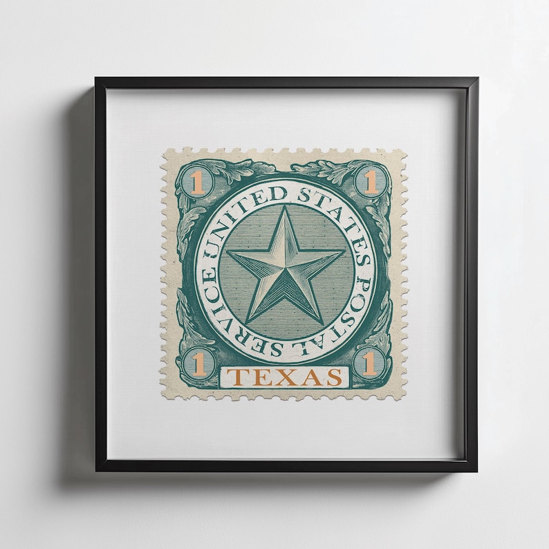 K&ouml;nnte beinhalten: Gerahmter Druck einer Texas-Briefmarke im Vintage-Stil. Die Briefmarke zeigt ein zentrales Sterndesign in einem kreisf&ouml;rmigen Emblem mit dem Text "UNITED STATES POSTAL SERVICE" und "TEXAS". Die Briefmarke ist in T&uuml;rkis und Beige gehalten.