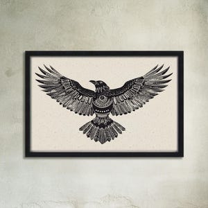 K&ouml;nnte beinhalten: Schwarz-wei&szlig; gerahmter Kunstdruck mit einer detaillierten Illustration eines Raben mit ausgebreiteten Fl&uuml;geln. Der Rabe ist mit komplizierten Mustern versehen, vor einem gesprenkelten beigefarbenen Hintergrund.