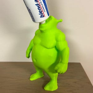 3d Gedruckter Zahnpastaspender mit einem großen grünen Kerl