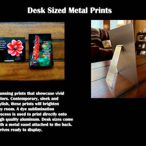 Może przedstawiać: Dwie metalowe odbitki z kwiatowym wzorem i wersetem biblijnym. Odbitki znajdują się na drewnianej powierzchni i mają metalowy stojak przymocowany do tyłu.