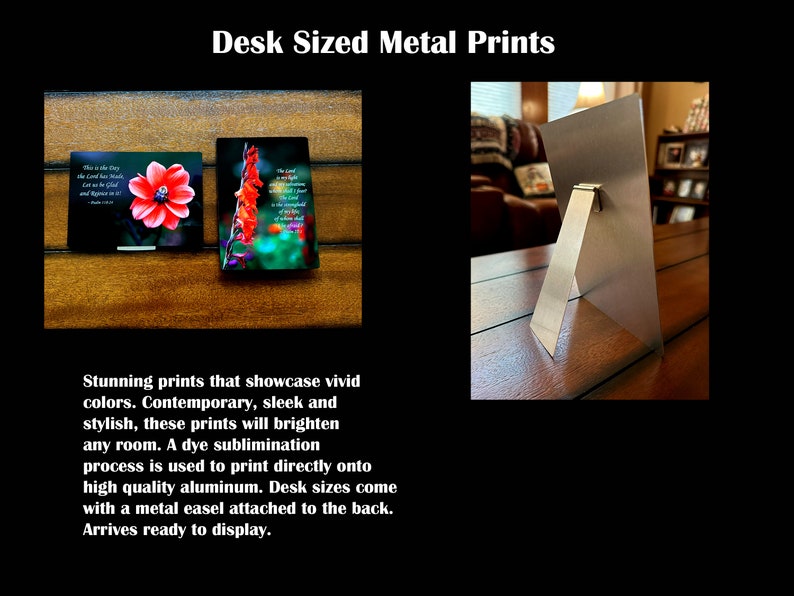 Może przedstawiać: Dwie metalowe odbitki z kwiatowym wzorem i wersetem biblijnym. Odbitki znajdują się na drewnianej powierzchni i mają metalowy stojak przymocowany do tyłu.