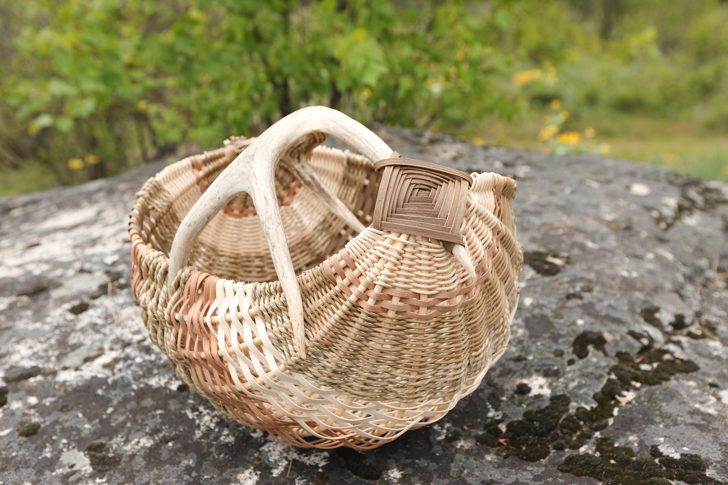 洋書 ANTLER BASKETS Handmade Reed Basket With Antler Spirit Carvings, Shed Mule