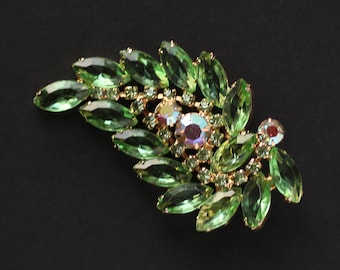 Broche vintage em cristal verde limão com folha, strass AB e pingentes em formato de navete.