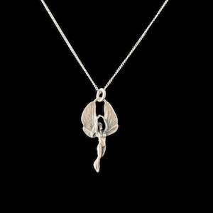 Collar vintage de plata de ley 925 con colgante de hada bailarina y cadena de 45 cm.