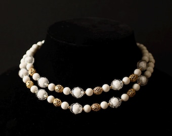 Vintage Coro signerat dubbelsträngat vitt pärlhalsband | Lucite- och guldfärgade filigranpärlor | Justerbar 15-17 tum