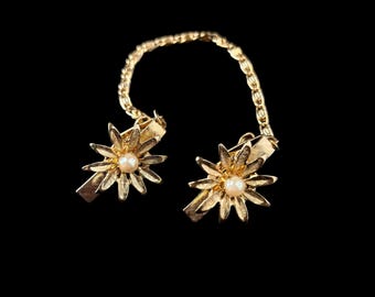 Clip para suéter vintage color oro con estampado floral y perlas de imitación / Cadena para cárdigan con flores grabadas (8.5")