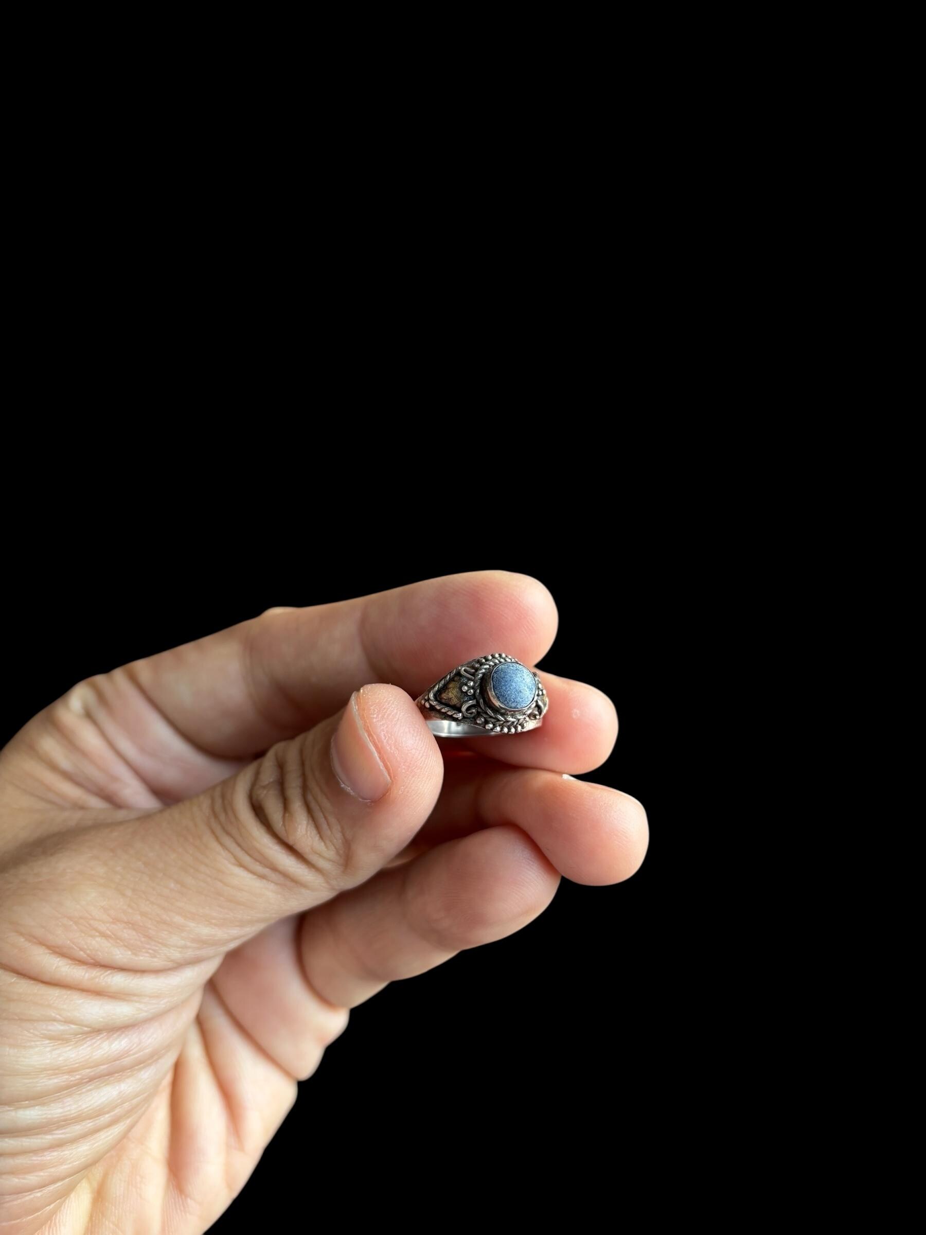 Bague En Argent Massif Avec Cabochon De Pierre Bleue Et Motifs Ajourés - Occasion, état à Vérifier