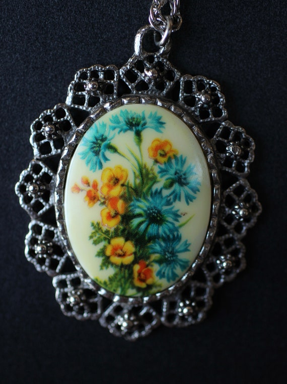 Vintage Flower Cameo Long Necklace with Filigree … - image 3