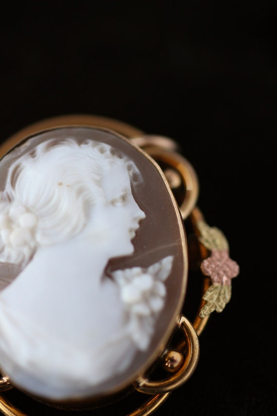 Vintage Right Facing Shell Cameo with Black Hills… - image 3
