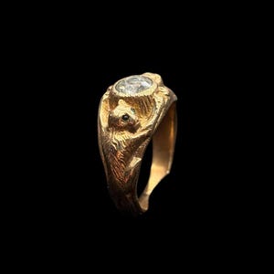 Antique Victorian 9ct Gold Monkey Ring with Emerald Paste Eyes – Size 9 image 3