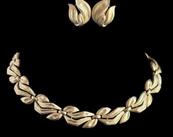 Vintage 1950s Crown Trifari Gold Tone Etched Necklace & Clip-On Earring Set