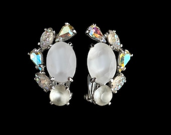 Vintage Elsa Schiaparelli Ohrclips - Kletterer aus silberfarbenem mattiertem Glas