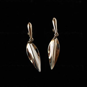 Orecchini vintage a clip CROWN TRIFARI con foglia pendente in oro lucido