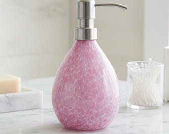 Dispenser di sapone in vetro soffiato a mano, rosa, ecologico, per cucina o bagno.