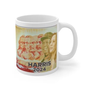 Könnte beinhalten: Weiße Keramiktasse mit einem bunten Bild von vier Personen, darunter Kamala Harris, mit dem Text "HARRIS 2024".