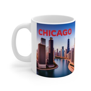 Könnte beinhalten: Weiße Keramiktasse mit einem bunten Bild der Skyline von Chicago und dem Wort "CHICAGO" in roten Buchstaben.