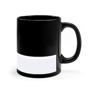 Peut inclure: Une tasse à café en céramique noire avec une zone rectangulaire blanche pour la personnalisation.