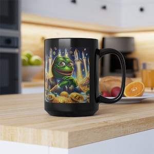 Peut inclure: Une tasse en céramique noire avec une grenouille verte portant un costume et assise sur une pile de pièces d'or. La grenouille est entourée de fusées qui décollent dans le ciel. La tasse a une poignée blanche.