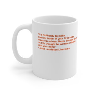 Könnte beinhalten: Weiße Keramik-Kaffeetasse mit gebogenem Henkel. Die Tasse hat einen orangefarbenen Text, der lautet: „Es ist leichtsinnig, einen zweiten Handel zu tätigen...“ und ist von Jesse Lauriston Livermore signiert. Ein motivierendes Geschenk.