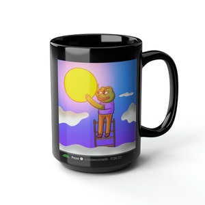 Peut inclure: Mug en céramique noire avec une image blanche d'un personnage de grenouille verte atteignant un soleil jaune. L'image a un fond dégradé bleu et violet avec des nuages blancs. Le texte "Pepe @pepecoineth - 7/26/23" est en bas de l'image.