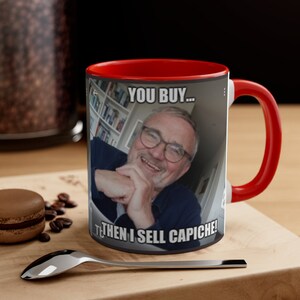 Könnte beinhalten: Eine rot-schwarze Kaffeetasse mit einem humorvollen Meme, das einen Mann mit Brille zeigt und den Text "You buy... then I sell capiche!"