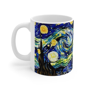 Può includere: Tazza in ceramica bianca con una stampa colorata del dipinto di Vincent van Gogh "La notte stellata". La tazza presenta pennellate blu, gialle e bianche vorticose che rappresentano un cielo notturno con stelle e una luna crescente.