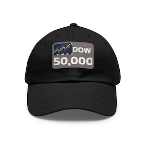 Könnte beinhalten: Schwarze Baseballkappe mit gebogenem Schirm. Auf der Kappe befindet sich ein rechteckiger Aufnäher mit dem Text "DOW 50.000" und einer Grafik eines Aktiencharts mit grünen und roten Elementen.
