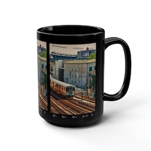 Peut inclure: Mug à café noir avec une photo d'un train circulant sur des voies devant un bâtiment en briques avec une pancarte indiquant "Chicago Cubs". La photo est encadrée d'une bordure noire et comporte des icônes de médias sociaux en bas.