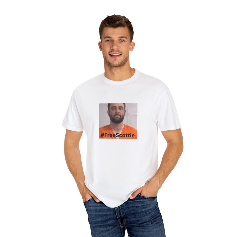 Stückgefärbtes Unisex-T-Shirt. KOSTENLOSES SCOTTIE-HEMD Bild 2