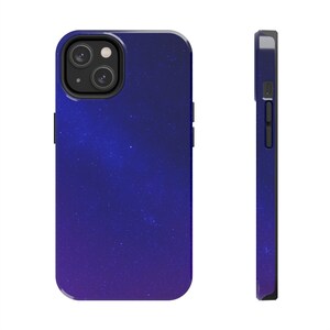 Peut inclure: Une coque de téléphone bleue avec un motif de nuit étoilée. La coque a une bosse de caméra surélevée et une bordure noire.