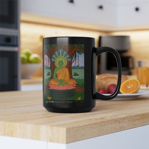 Peut inclure: Une tasse à café en céramique noire avec une grenouille verte assise en position de lotus, entourée de fleurs et d'un arbre. La grenouille porte une robe jaune et a une expression sereine. La tasse a une poignée blanche et le texte "Pepecoin.eth 7/21/23" au bas.
